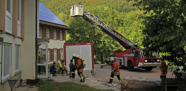 Feuerwehrbung in der Brchauer Flchtlingsunterkunft  | Foto: Kiefer