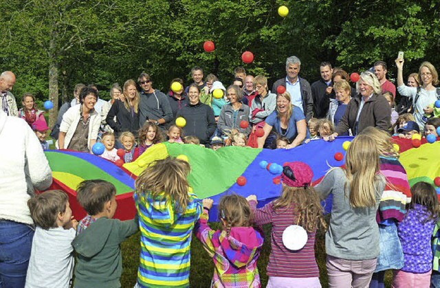 Die Freude der Wiechser Kita-Kinder wa...itnehmen auf dem Schwungtuch hpften.   | Foto: Privat