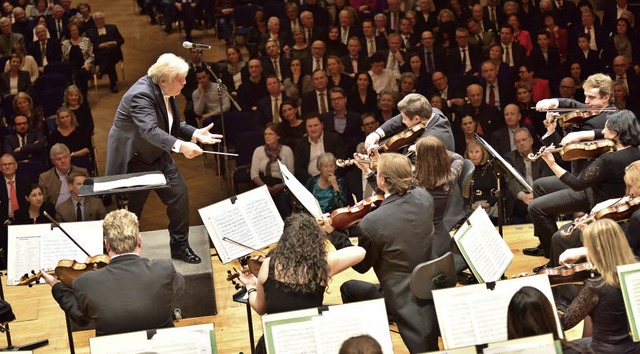 Justus Frantz mit seinem Orchester vor voll besetzten Reihen  | Foto: privat
