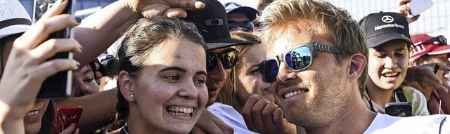 Darauf ein Selfie: Nico Rosberg (rechts) sieht seine Zukunft im Silberpfeil  | Foto: dpa