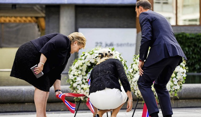 Regierungschefin   Erna Solberg (l.) u...ronprinzenpaar Mette-Marit und Haakon   | Foto: AFP