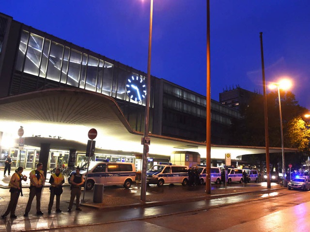 Polizeikrfte sperren den Hauptbahnhof ab.  | Foto: dpa