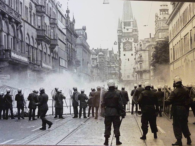 Konfrontation: Polizeieinsatz auf der Freiburger Kaiser-Joseph-Strae   | Foto: Rita Eggstein