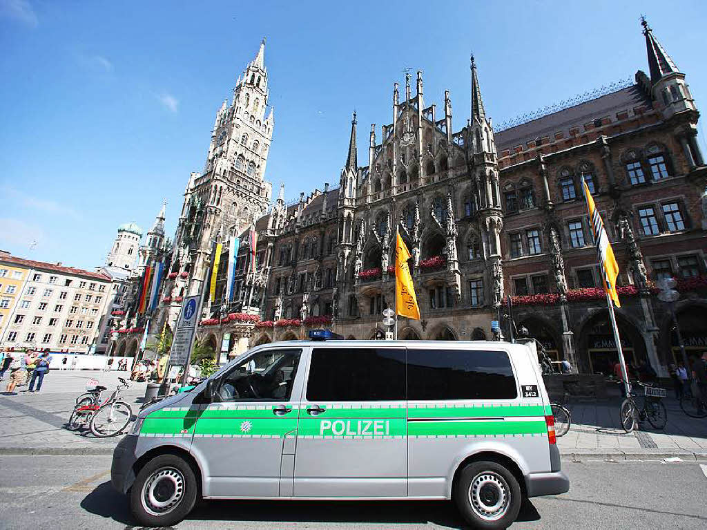 Polizeiprsenz am Marienplatz mit dem Mnchener Rathaus...