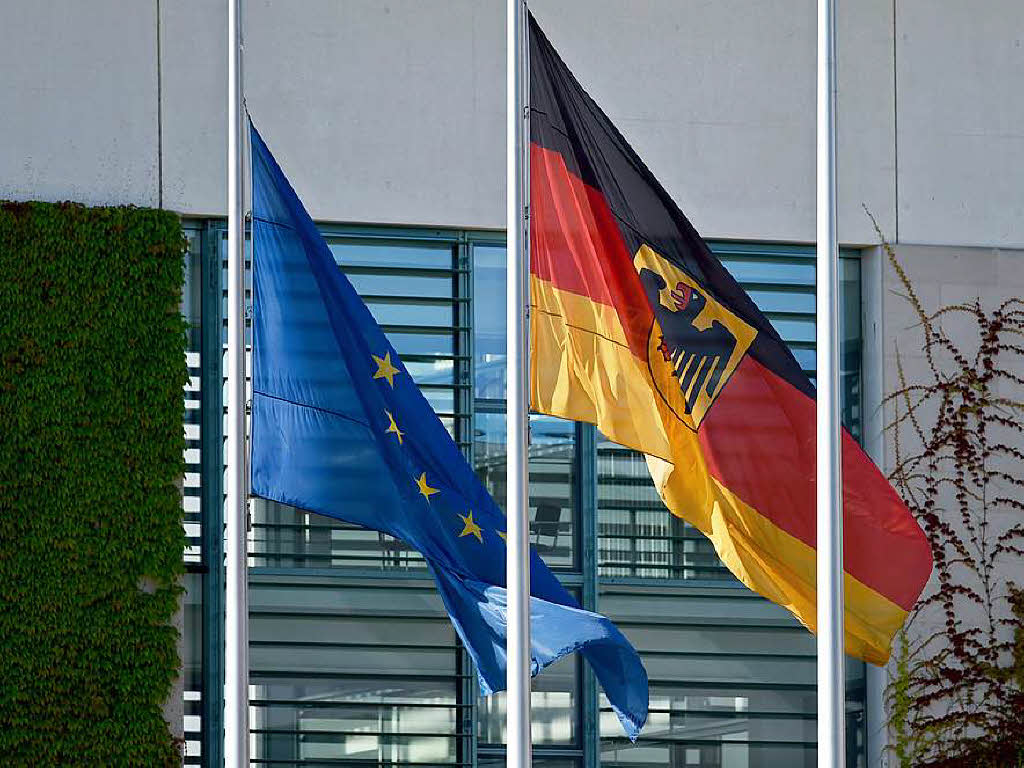 Am Kanzleramt in  Berlin hngen die Flaggen am Tag nach der Schieerei mit 10 Toten auf Halbmast.