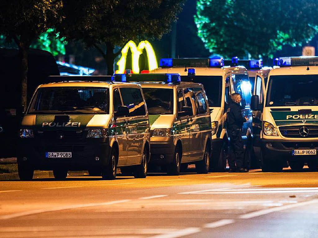 Freitag: Die Polizei sichert die Lage um das McDonald’s-Restaurant am Olympia-Einkaufszentrum.