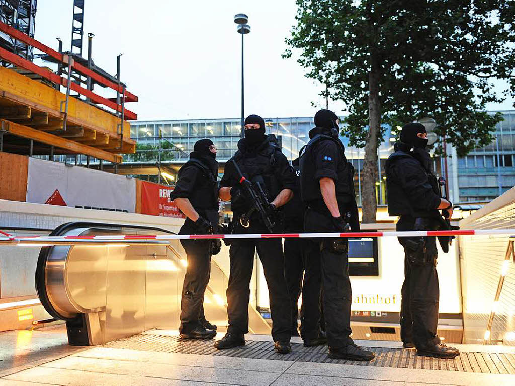 Freitag: Polizisten sichern den Zugang zur U-Bahn