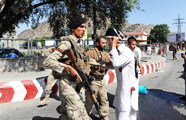 In Kabul versuchen Sicherheitskrfte, die Lage in den Griff zu bekommen.  | Foto: dpa