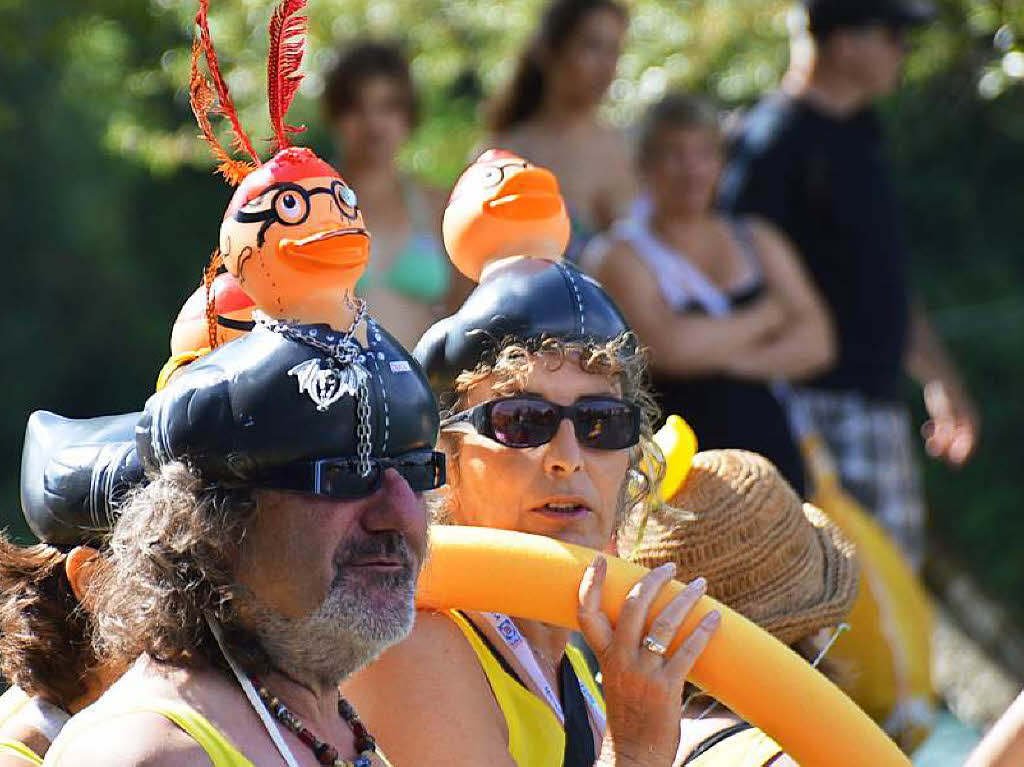 Originell bekleidete Gruppen und Einzelschwimmer gingen ebenso ins Wasser