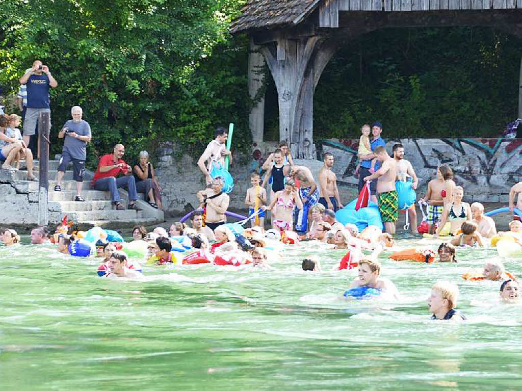 Zuschauer sahen sich den Massenstart am Vormittag vom Ufer aus an.