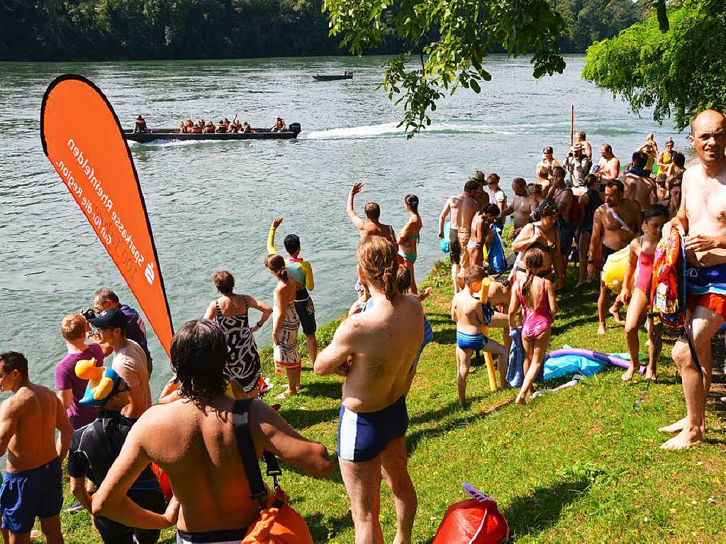 Am Warmbacher Ufer empfing die Schwimmer die Sonne