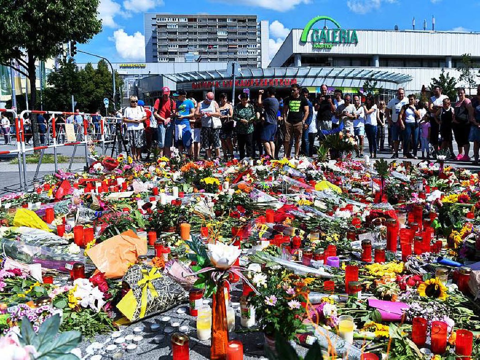 Ein Meer von Blumen am Tatort: München trauert um die Opfer des Amoklaufs.  | Foto: dpa