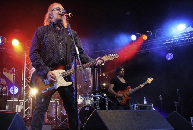 Der italienische Rockstar Umberto Tozz...e seine Fans beim Open Air im Kurpark.  | Foto: Hans Jrgen Kugler