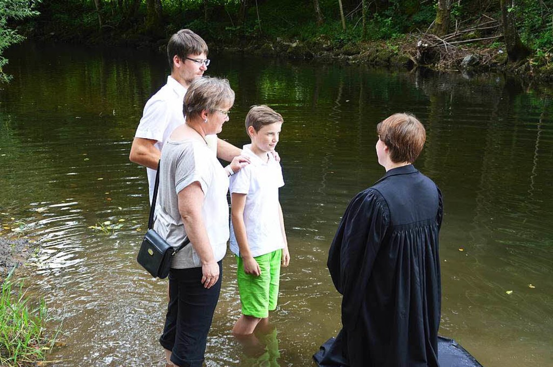 Die Taufe kann spannend sein, wenn das Taufbecken ein Fluss ist.  | Foto: Edgar Steinfelder