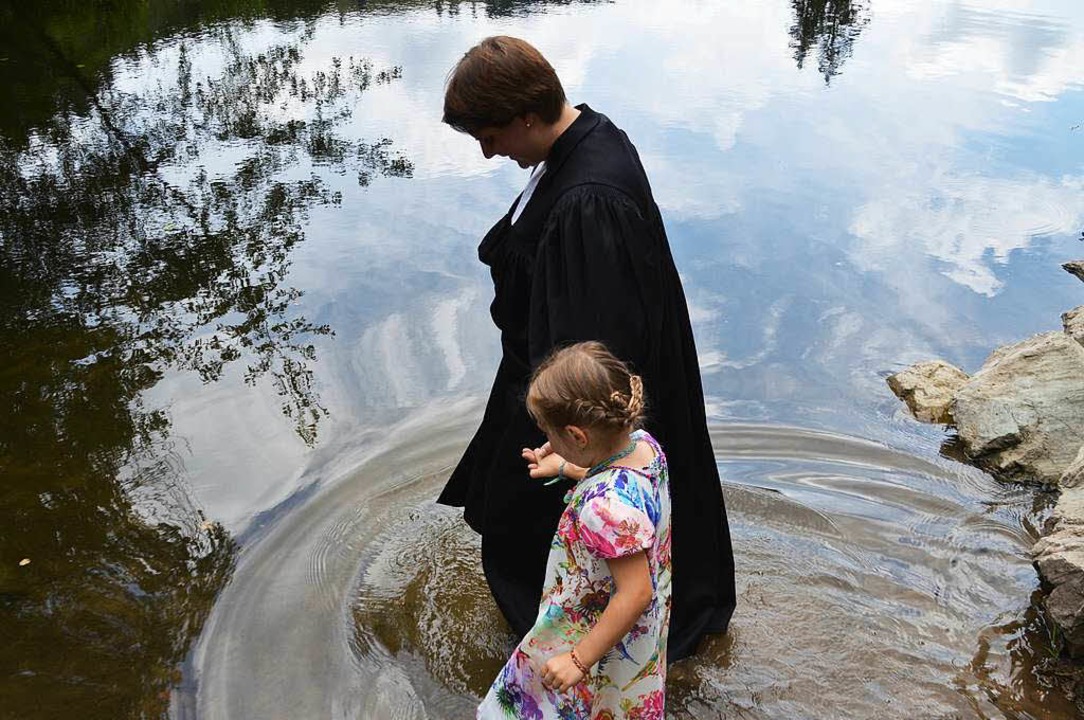 Die Taufe kann spannend sein, wenn das Taufbecken ein Fluss ist.  | Foto: Edgar Steinfelder
