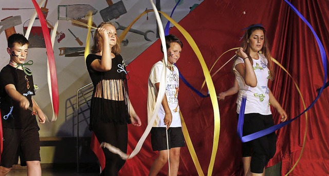 Eine Performance mit Poi, einem Spinni...i der Auffhrung  des Circo Pippolino   | Foto: Heidi Fssel
