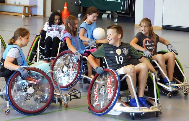 Wie ist das, im Rollstuhl Sport zu treiben? Schler haben&#8217;s ausprobiert.   | Foto: F. Leonhardt