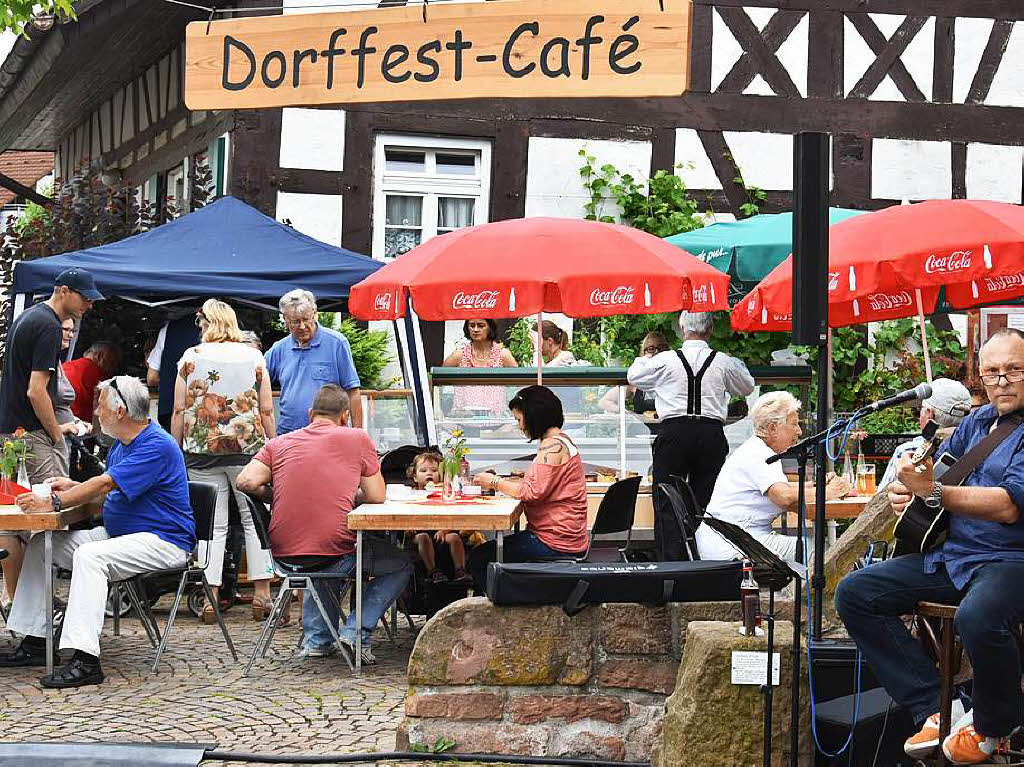 Im Dorffest-Caf gab es Musik von Gnther Wortmann und viel leckeren Kuchen