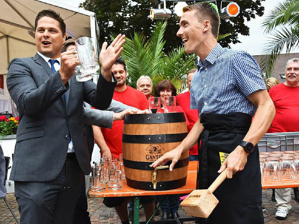 Brgermeister Raphael Walz (rechts) erffnete sein erstes Dorffest mit einem Fassanstich