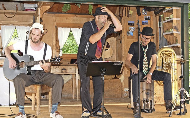 Die Lmmel Sdwest spielten  Lieder in alemannischer Mundart.  | Foto: Gert Brichta