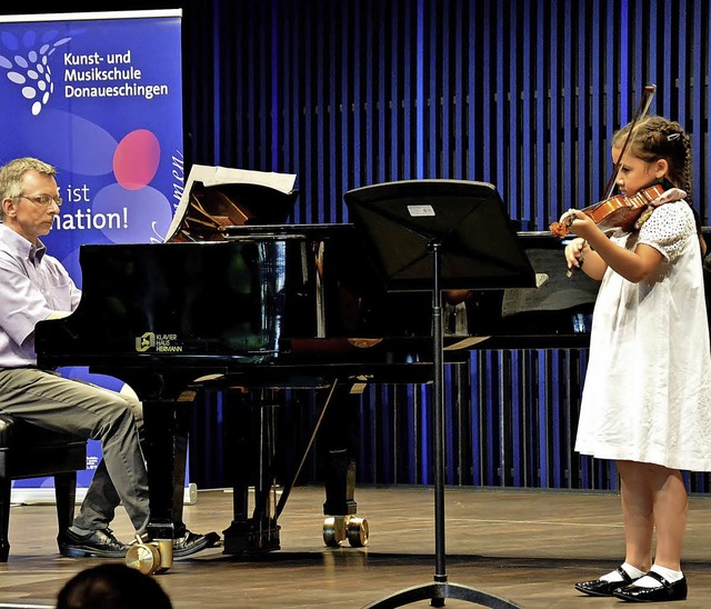 Zuknftig eine Violin-Solistin: Laura-...eitet die junge Virtuosin am Klavier.   | Foto: Beathalter
