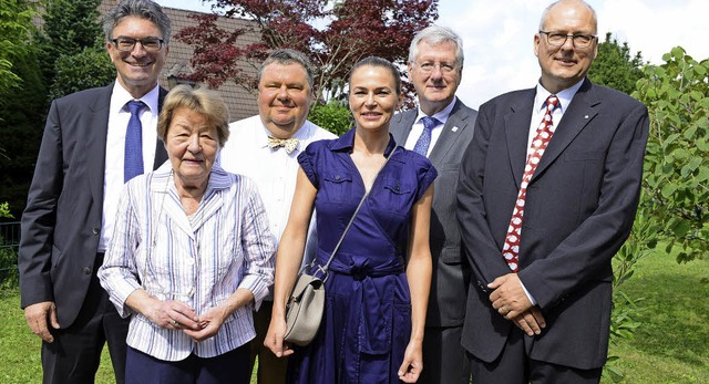 Gruppenbild mit Herren: Eleonore Hodei...er Direktor der Uniklinik (von links)   | Foto: Rita Eggstein