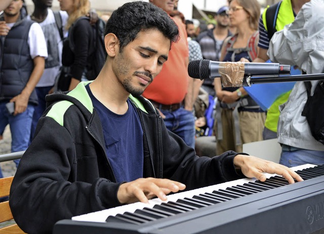 Aeham Ahmad spielt fr den Freiden.   | Foto: Rita Eggstein