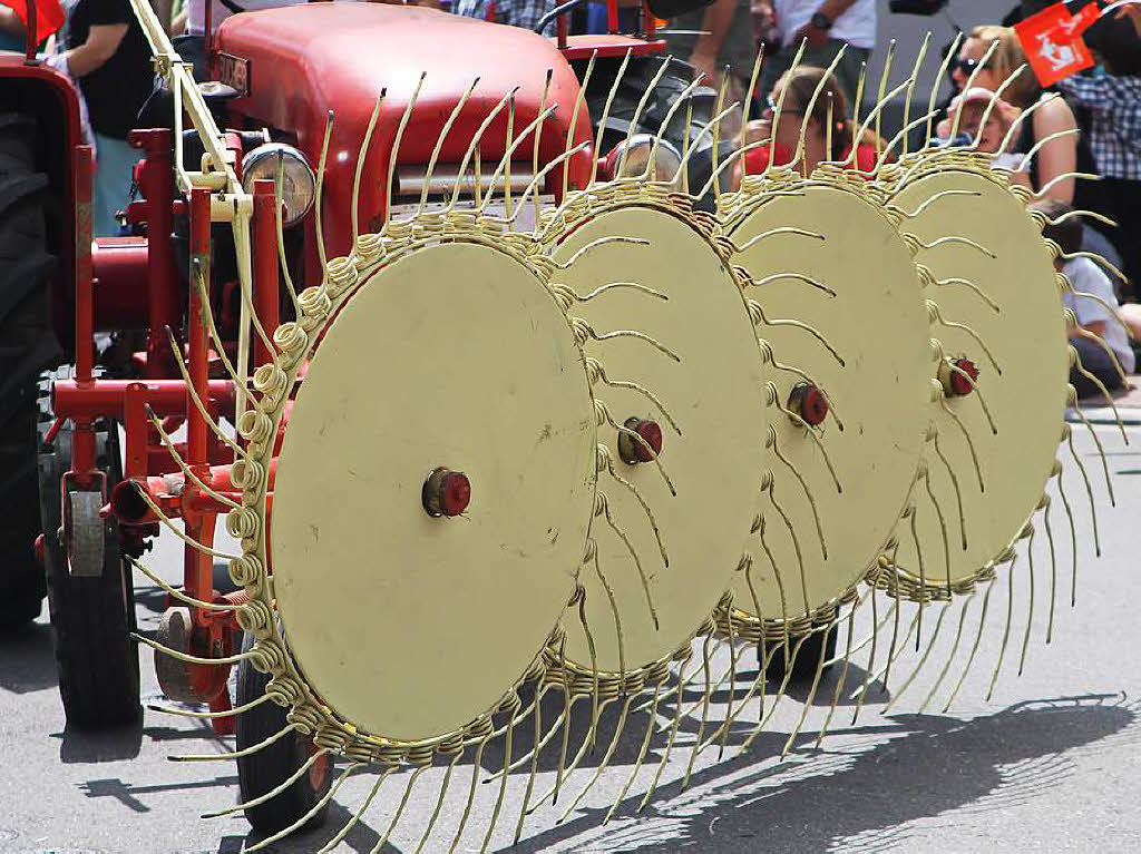 Schon fast antik, aber eine unheimliche Erleichterung zu damaliger Zeit: ein Heuwender fr den Traktor.