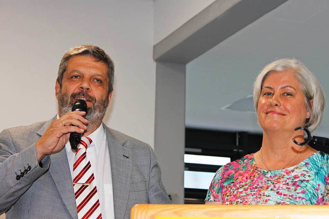 Bürgermeister Michael Scharf und Birgi...ürdigten die Verdienste von Paul Gihr.  | Foto: Martha Weishaar
