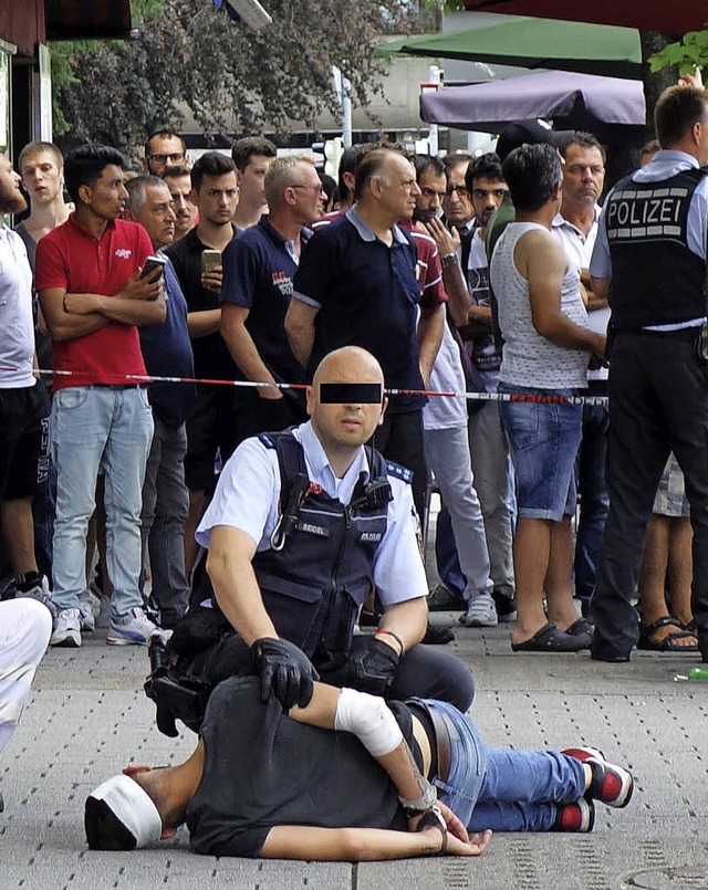 Ein Polizist hat den Tter festgenommen.   | Foto: Davor Cvrjie/AFP