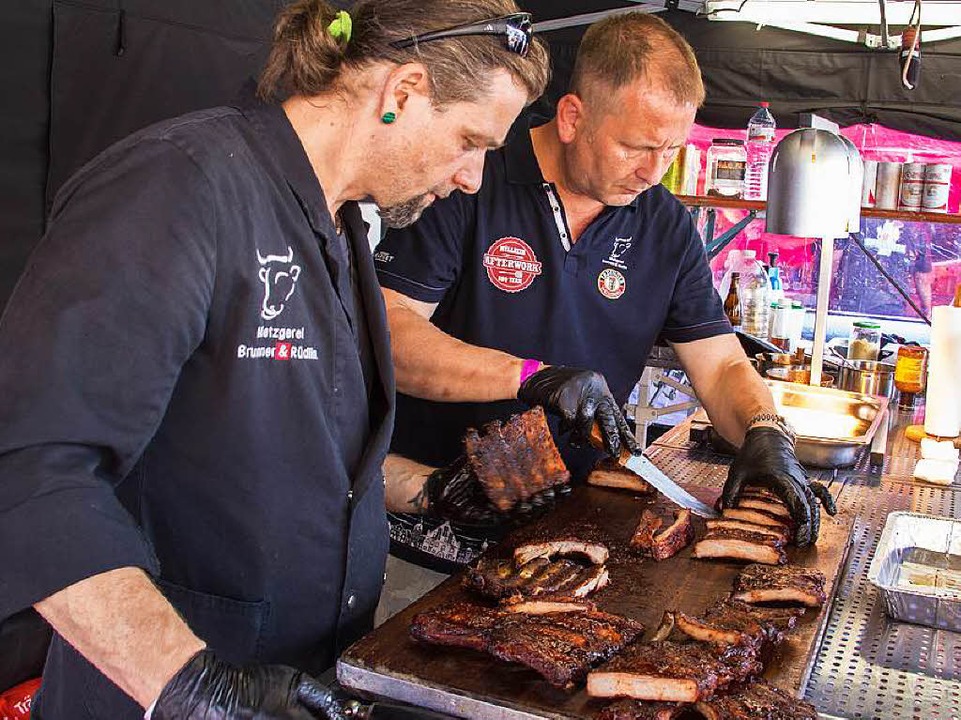 Das &#8222;Mllheim Afterwork BBQ Team...zentriert beim Zerlegen der Spareribs.  | Foto: Alexander Huber