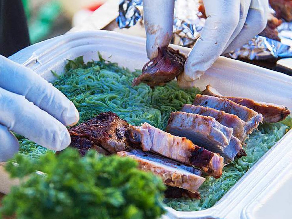 Das zarte Fleisch wird auf einem Salat...für die Jury soll es lecker ausschauen  | Foto: Alexander Huber