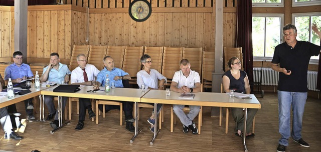Gespannt lauschen Gemeindevertreter de...nzls (rechts) zur Jugendbeteiligung.    | Foto: HeiSS