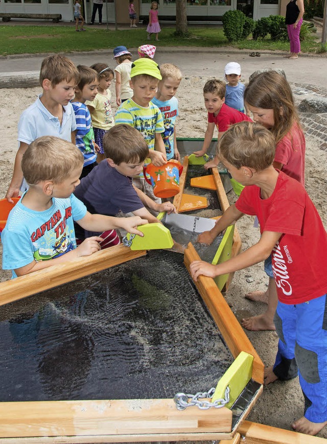 Eine Gleichung, die den Kindergartenki... macht: Wasser und Sand gibt Matsch.   | Foto: Olaf Michel