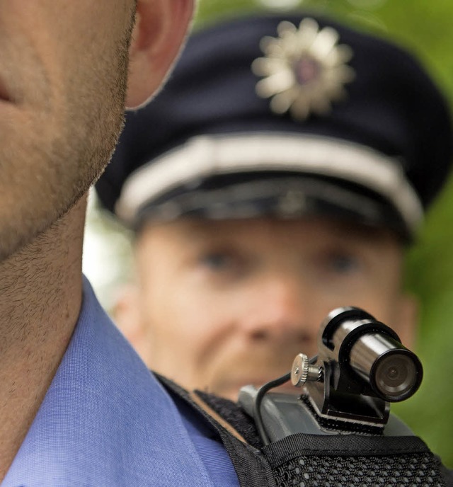 Die Body-Cams der Polizei werden auf der Schulter getragen.   | Foto: dpa