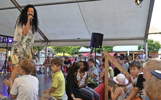 Stargast des Abends: Der Funke sprang ...ufs Publikum ber - Daniela Martinez.   | Foto: Fotos: Nikolaus Bayer