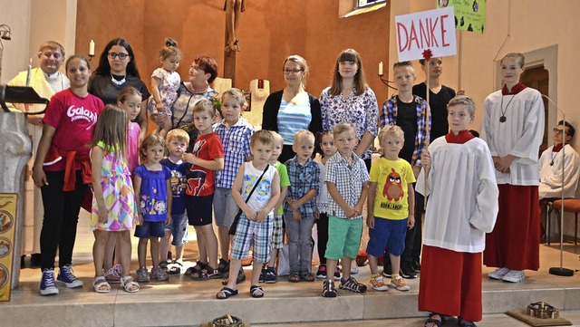Die Kinder des katholischen Kindergart... verabschiedeten sie in den Ruhestand.  | Foto: Sarah Trinler