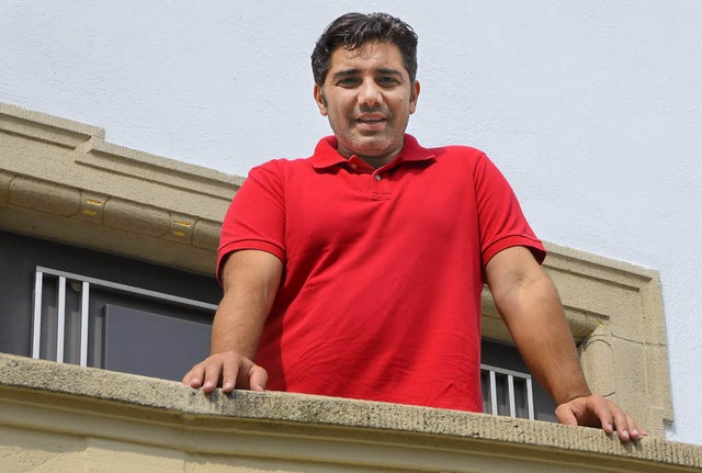 Aydin zgenc auf der Treppe des Salme... am Montag als Stadtrat verpflichtet.   | Foto: Burgmaier