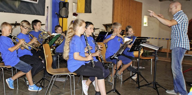 Die Blserklasse 4 spielte sicher und ...dieses Kinderorchester von Achim Lais.  | Foto: Rolf Reimann