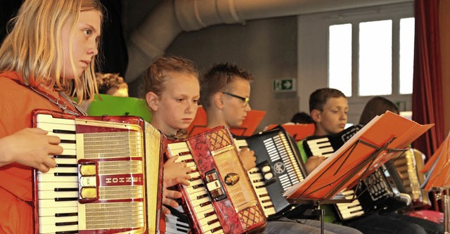 Flinke Finger flitzten über die Akkordeontasten am Pfarrfest. | Foto: Eva Korinth Flinke Finger flitzten über die Akkordeontasten am Pfarrfest. | Foto: Eva Korinth