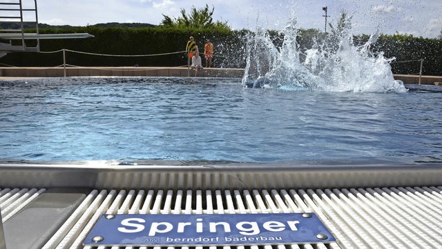 Springer vom Rand ins Schwimmerbecken ... beim Sprungbrett ist&#8217;s erlaubt.  | Foto: Hesser