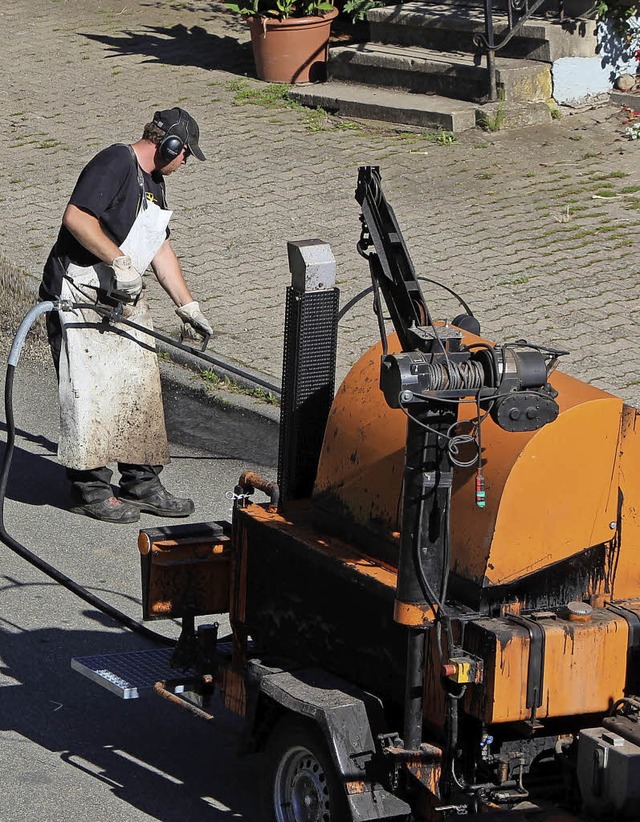 Zahlreiche Straen in der Gesamtgemein...e fr Splitt- und Rissvergiearbeiten.  | Foto: Christa Maier