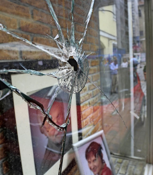 Durch die Bombe in Ansbach beschdigte Fensterscheibe.   | Foto: dpa