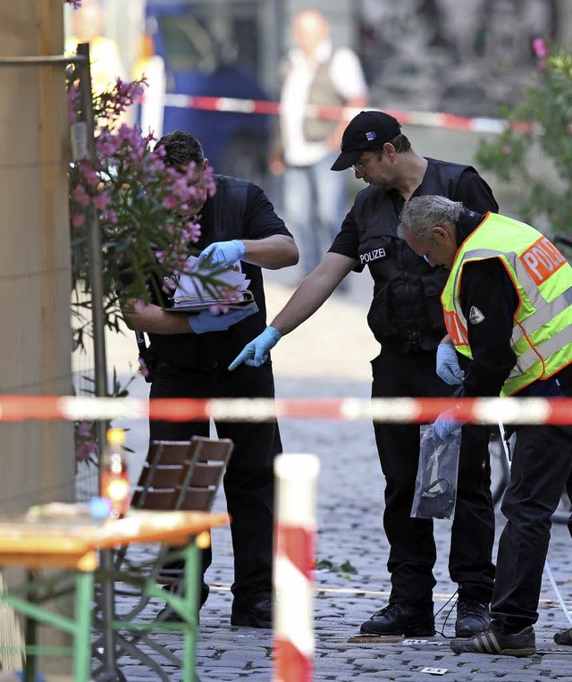 Ermittler auf Spurensuche am Tatort in Ansbach   | Foto: dpa