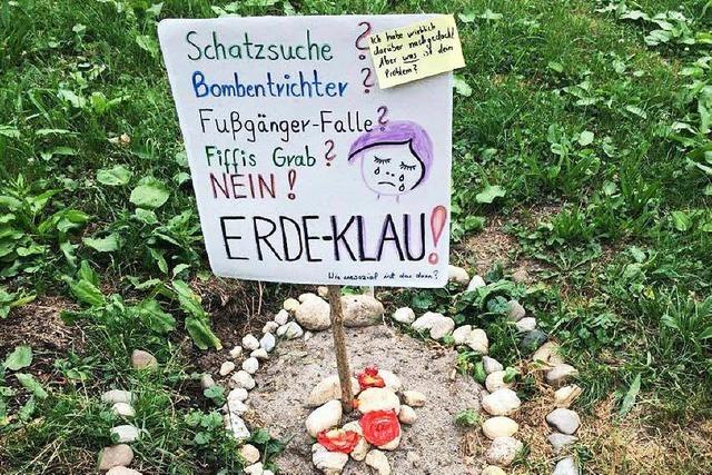 Schild warnt: Erde beim Runzmattenweg geklaut