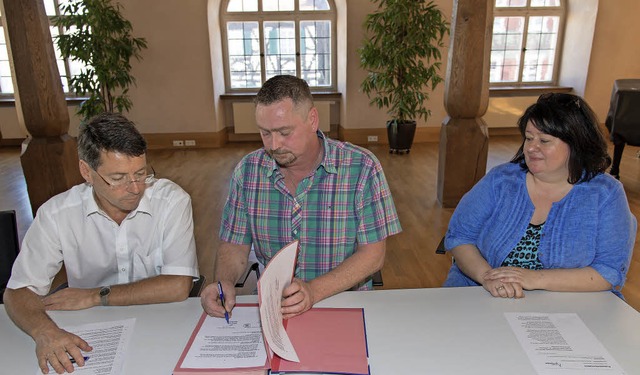 Bei der Unterzeichnung des Vertrags: B...Metz und Heimtraude und Albin Stckel   | Foto: OLAF MICHEL