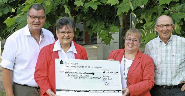 Bei der Scheckbergabe (von links): B...r, Birgit Honecker und  Heinrich Bueb   | Foto: Werner Schnabl