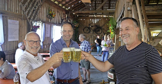 Ortsvorsteher Reinhard Roser (von link...homas Toews stieen auf das   Fest an.  | Foto: Schimanski