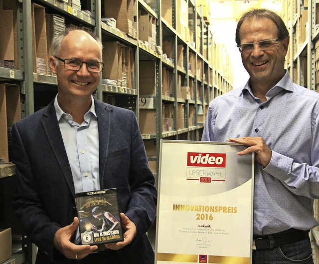 Dieter Amann (links) und Bernhard Rssle mit dem Innovationspreis  | Foto: Sabine Model
