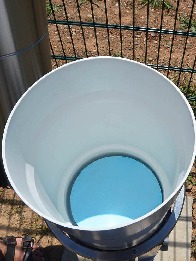 Der blaue Einlegeboden ist eine Rettungsinsel für Insekten im Niederschlagsmesser. Der blaue Einlegeboden ist eine Rettungsinsel für Insekten im Niederschlagsmesser.
